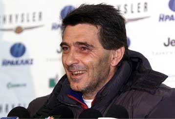 Η Παναχαϊκή είναι σκληροτράχηλη, όμως μπορούμε να προκριθούμε, λέει ο Κυράστας – Βολές Νιστρόι κατά