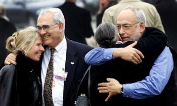 Η Λιβύη ενδέχεται να αποζημιώσει τις οικογένειες των θυμάτων του Λόκερμπι – Ο Καντάφι δεσμεύεται να