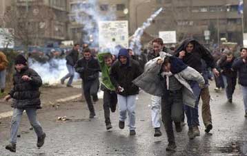 Νέες συγκρούσεις στη Μιτρόβιτσα – Για προσχεδιασμένα επεισόδια κάνει λόγο ο πρωθυπουργός της Σερβίας