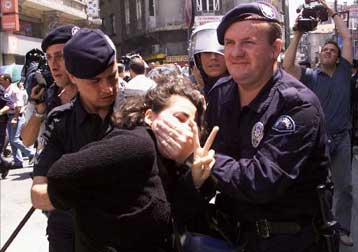 Ανησυχία για την εξαφάνιση δύο στελεχών του φιλοκουρδικού κόμματος στην Τουρκία