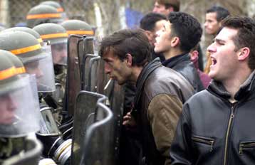 Ανησυχία της κυβέρνησης για τα επεισόδια στη Μιτρόβιτσα – Ζητά τη λήψη μέτρων