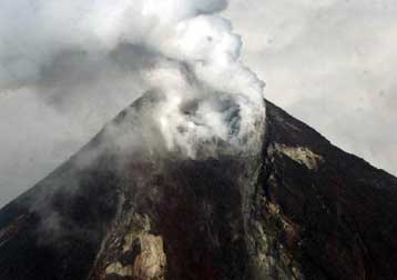 Φιλιππινέζοι εγκαταλείπουν τις εστίες τους, εξαιτίας της δραστηριότητας του ηφαιστείου Μαγιόν
