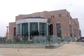 Με 50.000 δραχμές ετησίως όλες οι παραστάσεις του ΜΜΘ για 350 τυχερούς