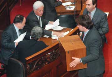 Τα μεσάνυχτα η ονομαστική ψηφοφορία για την πρόταση μομφής της ΝΔ