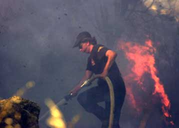 Στον εισαγγελέα δεκάδες πυροσβέστες κατηγορούμενοι για απόκρυψη στοιχείων που αφορούν σε πυρκαγιές