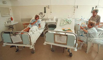 Δημόσια νοσοκομεία καταργούν τους θαλάμους των πολλών κλινών