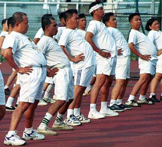 Βρετανική έρευνα για τους παχύσαρκους: «Καλύτερα να τους ντύνεις παρά να τους ταΐζεις»