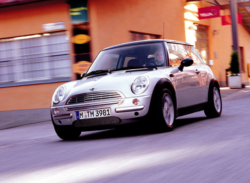 Τον Ιούλιο του 2001 το νέο Mini στη βρετανική αγορά