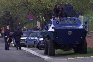 Σε ετοιμότητα δυνάμεις καταστολής έξω από την έπαυλη του Μιλόσεβιτς