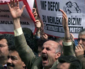 Χιλιάδες πολίτες διαδηλώνουν κατά των οικονομικών μεταρρυθμίσεων στην Αγκυρα