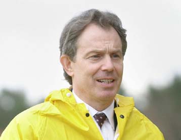 Ο Μπλερ αναγκάζεται να αναβάλει την προκήρυξη πρόωρων εκλογών, σύμφωνα με τον Τύπο