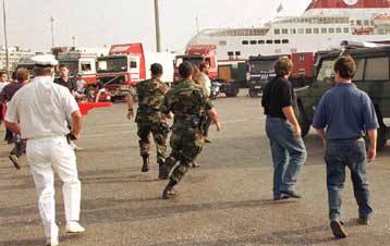 Λιμενικοί συνέλαβαν διά της βίας ανταποκριτή του Star Channel στην Πάτρα