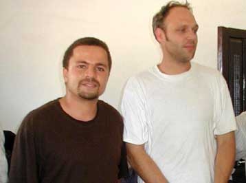 Οι ένοπλοι εξακολουθούν να κρατούν ομήρους δύο Βρετανούς