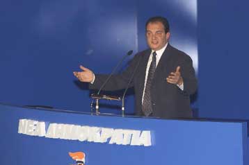 Επιθετικός προς την κυβέρνηση, ενωτικός προς το κόμμα του ο Κ.Καραμανλής