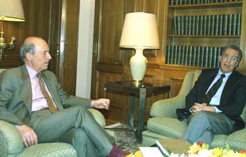 Στον Σημίτη παρέδωσε το σχετικό φάκελο ο Ν.Διαμαντούρος