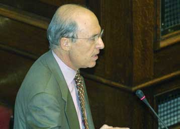 Εξηγήσεις για την απαγόρευση των διαδηλώσεων έδωσε ο Σημίτης