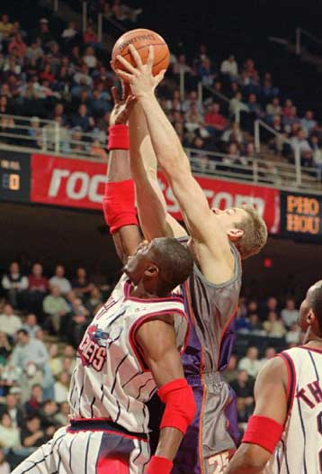 Οι Σανς πέρασαν από το Χιούστον, νίκες για Μιλγουόκι και Σαν Αντόνιο