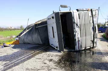 Κυκλοφοριακό κομφούζιο από σύγκρουση νταλίκας με ΙΧ και λεωφορείο