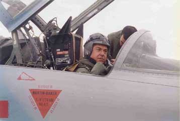 Ο Αποστολάκης πιλοτάρισε μαχητικό στην τελετή απόσυρσής του