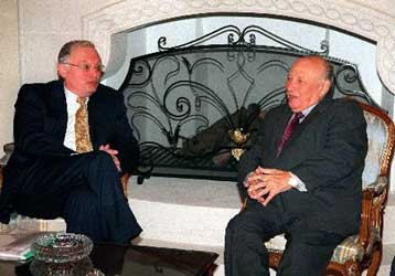 Λύση του Κυπριακού σύμφωνη με το ευρωπαϊκό κεκτημένο ζητούν Φερχόιγκεν και Ντε Σότο