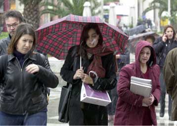 Βροχές και καταιγίδες από την Παρασκευή, σταθερή η θερμοκρασία