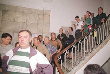 Στάση εργασίας κάνουν οι ταμίες για συμπαράσταση στους απολυμένους