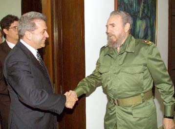 Πρόσκληση στον Φιντέλ απηύθυνε ο πρόεδρος του ΚΕΠ