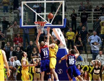 Νίκη στο τελευταίο δευτερόλεπτο για την ΑΕΚ με 75-74 την Τάου Κεράμικα