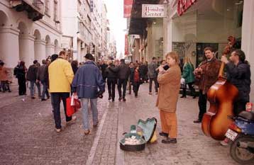 Έως τις 9 μ.μ. ανοιχτά κάθε μέρα τα καταστήματα στον πιο εμπορικό δρόμο της Αθήνας