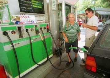 Aυξάνεται η τιμή της βενζίνης και του πετρελαίου