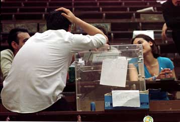 Με… σουβλάκια και μουσική προσελκύουν οι παρατάξεις τους ψηφοφόρους