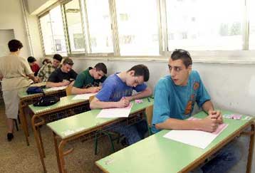 Τροπολογία για τους αποφοίτους του ενιαίου λυκείου προτείνουν 18 βουλευτές