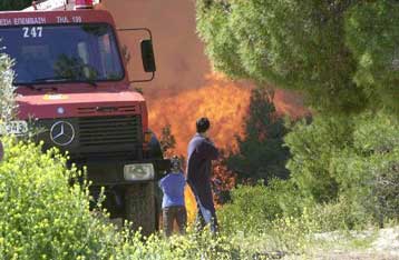 Αναζωπύρωση απειλεί κατοικημένη περιοχή