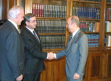 Την ανάπτυξη των σχέσεων Αθήνας – Γιερεβάν συζητούν Τσοχατζόπουλος – Σαργκσιάν