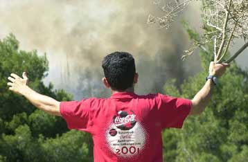 Εξακολουθεί να καίγεται η Κάρυστος, ενώ ελέγχονται δύο ακόμη εστίες