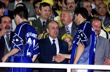 Ο Κωστής Στεφανόπουλος θα παρακολουθήσει τον αγώνα Ελλάδας – Γερμανίας