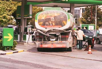 Κατά τέσσερις δραχμές ακριβότερες οι βενζίνες