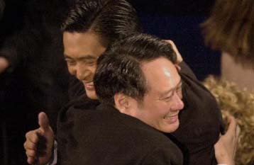 Η κινεζική κοινότητα τιμά το σκηνοθέτη για την επιτυχία του