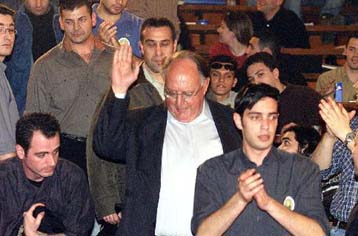 Δεν πάει στα Σπάτα, αλλά στηρίζει τον Λαλιώτη