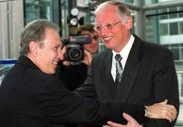 Ο Φερχόιγκεν παροτρύνει την Αγκυρα για πιο τολμηρό εθνικό πρόγραμμα