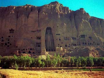 Oι Ταλεμπάν επιδεικνύουν τα καταστραμμένα αγάλματα