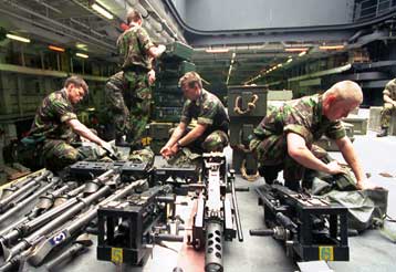 Κόβει τους εξοπλισμούς για κοινωνικές παροχές η κυβέρνηση