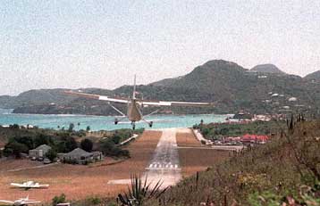 Είκοσι νεκροί από πτώση αεροσκάφους σε νησί της Καραϊβικής