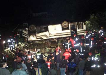 Δεκατέσσερις νεκροί από πτώση λεωφορείου σε φαράγγι