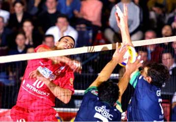 Ο Ολυμπιακός έχασε μέσα από τα χέρια του την τρίτη θέση με 3-2 από τη Ρόμα