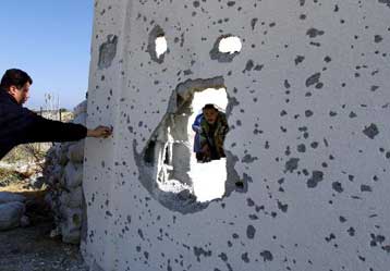 Με μαζικές διαδηλώσεις απαντούν οι Παλαιστίνιοι στην πολιτική Σαρόν