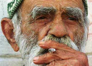 Ερευνητές ανακαλύπτουν γιατί το δέρμα των καπνιστών γερνά ταχύτερα