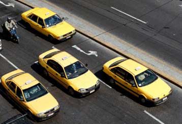 Ακριβότερα τα ταξί προς τα Σπάτα; Σημαία και χιλιάρικο «βγάζουν» τα ταξί για το «Ελευθέριος Βενιζέλο