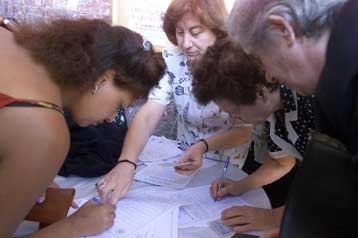 Και το Πάσχα θα συγκεντρώνει υπογραφές για τις ταυτότητες η Εκκλησία