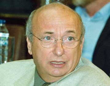 Μπορεί να περιληφθεί στο Σύνταγμα το «όριο διαβίωσης», δηλώνει ο «στρατηγός»